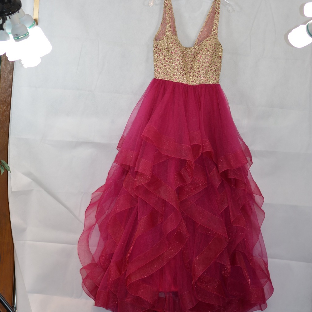 Ellie Wilde Pink Hankerchief Gown SZ 8 by MON CHERI